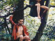 Wolfgang Tillmans, Lutz & Alex sitting in the Trees (Lutz a Alex sedí na stromě), 1992, barevná tografie